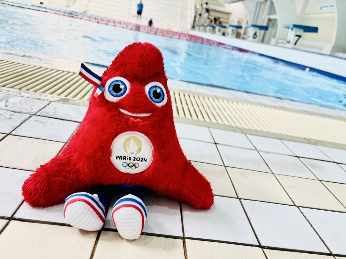 La mascotte olympique Phryge posée au bord du bassin du centre nautique.