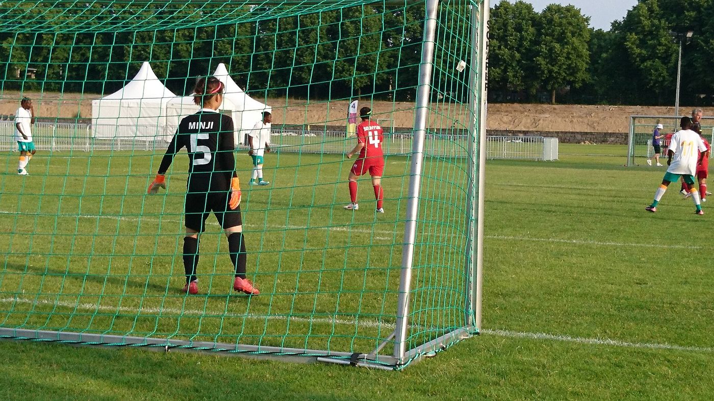 Un match de football, le gardien devant son but.