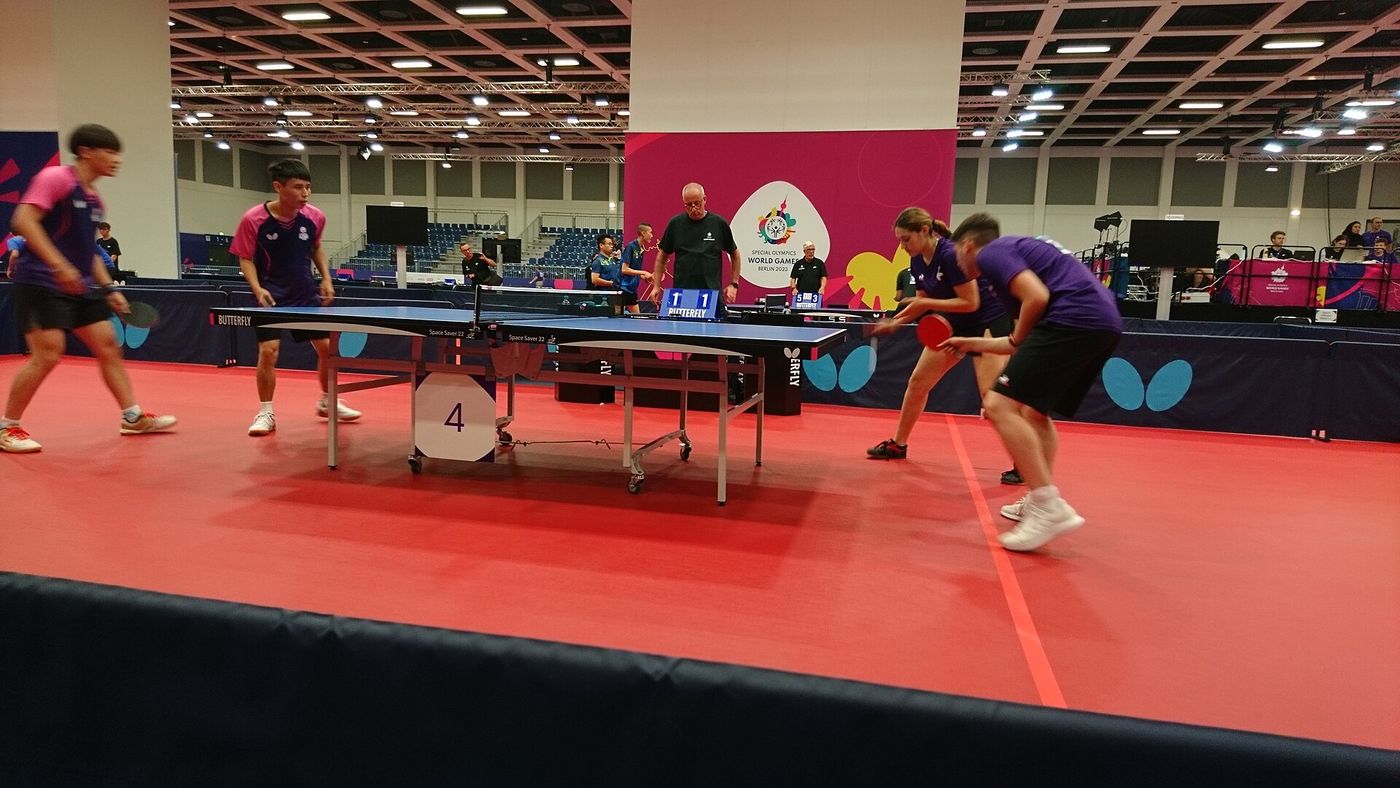 Un match de tennis de table en double.